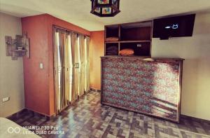 瓦薩德奧坎波的住宿－Posada Angel，一间厨房,在房间内有一扇大门