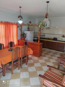 Santa Martina في ميرلو: مطبخ وغرفة طعام مع طاولة وكراسي