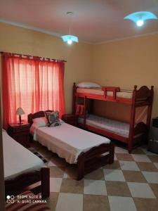 Santa Martina في ميرلو: غرفة نوم مع سريرين بطابقين وأرضية مصدية