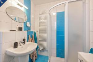 a bathroom with a sink and a shower at Paul-Kühne-Str 4 Tintenfisch in Ostseebad Koserow +16 photos