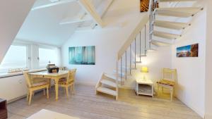 ラントゥムにあるWattkieker-Stedumのテーブルと階段のあるリビングルーム