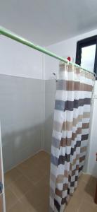 una toalla colgada en una línea de ropa en una habitación en CocoHut Beach House en Locaroc