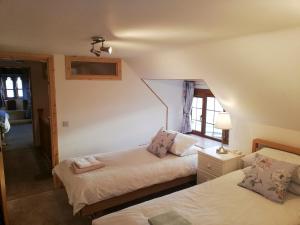 1 dormitorio con 2 camas y ventana en St Brighs, en Dingwall