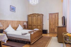 1 dormitorio con 1 cama y armario de madera en Aki Apartment en Brasov