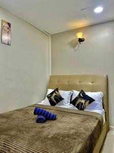 1 dormitorio con 1 cama grande con almohadas azules en RUMAH TAMU TEPI PANTAI, en Dungun