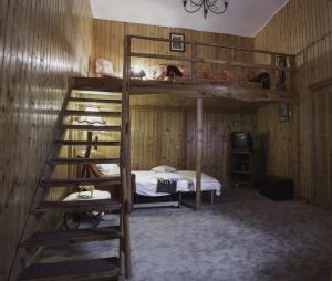 um quarto com 2 beliches e uma escada em Aki Apartment em Braşov