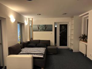 Buddha's Clubhouse - Relax Room with free parking and breakfast في براغ: غرفة معيشة مع أريكة وطاولة