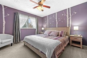 Katil atau katil-katil dalam bilik di BASS LAKE RETREAT- lakeview home w 5 Bedrooms, Hot Tub, Game room, Pets