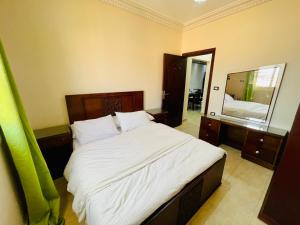 Charbel apartments房間的床