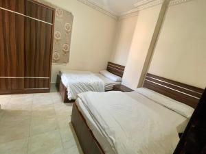Charbel apartments房間的床