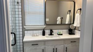 een badkamer met een wastafel en een spiegel bij Apt 3 - High Plains Lodge at Nomad Landing in Clayton