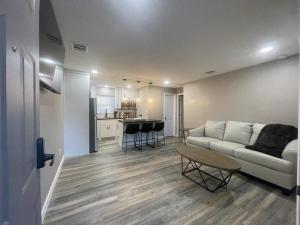 een woonkamer met een bank en een keuken bij Apt 3 - High Plains Lodge at Nomad Landing in Clayton