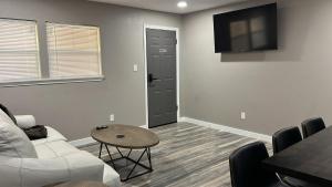 een woonkamer met een bank, een tafel en een tv bij Apt 3 - High Plains Lodge at Nomad Landing in Clayton