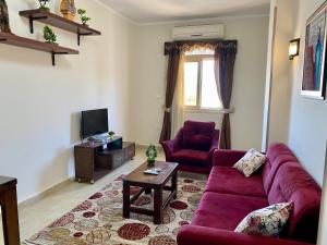 Charbel apartments電視和／或娛樂中心