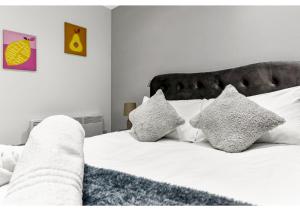 1 dormitorio con cama blanca y almohadas en Chic 1BD Apartment in Chelmsford en Chelmsford