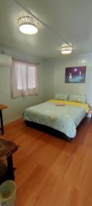 ein großes Bett in einem Zimmer mit Holzboden in der Unterkunft Guest House Gua Kelam in Kaki Bukit