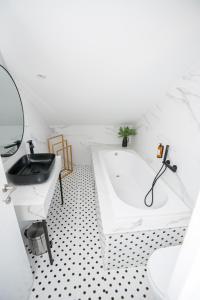Koupelna v ubytování Leo Luxury Rooms i Apartments