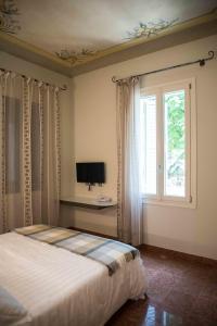 En eller flere senge i et værelse på Hotel Villa Maranello