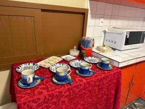 une table avec des tasses et des assiettes bleues et blanches dans l'établissement Acogedor Dpto. Con Jardin P.Baja, à Cochabamba