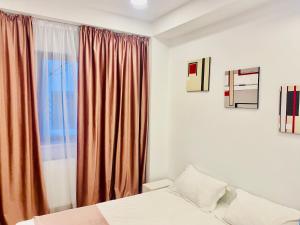 1 dormitorio con cama y ventana en CAZAN HOUSE en Bucarest