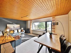 ヴィリンゲンにあるQuartier12 - Ski in & bike out - Fewo HANG & Fewo L!EBEの木製の天井とテーブルのあるリビングルーム