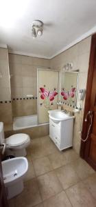 Ένα μπάνιο στο ¡Tu refugio acogedor en pleno centro de Buenos Aires!