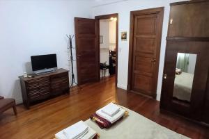 Μια τηλεόραση ή/και κέντρο ψυχαγωγίας στο ¡Tu refugio acogedor en pleno centro de Buenos Aires!