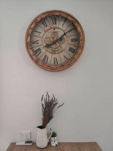 un orologio è appeso a un muro bianco di Beautiful villa near everything! a Christchurch