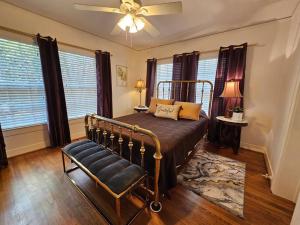 Schlafzimmer mit einem Bett und einem Deckenventilator in der Unterkunft Secluded English Retreat by Rice, Medical Center & Museum District in Houston