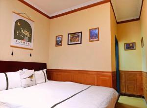 Beijing Badaling Great Wall Caos Courtyard Hostel 1VIP service 2Ancient style Chinese yard 3 only 15 minutes walk to the Badaling Great Wall 4 be your free advisor 5 offer private guided tour 6 experience local food and culutre客房内的一张或多张床位
