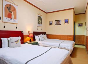 Beijing Badaling Great Wall Caos Courtyard Hostel 1VIP service 2Ancient style Chinese yard 3 only 15 minutes walk to the Badaling Great Wall 4 be your free advisor 5 offer private guided tour 6 experience local food and culutre客房内的一张或多张床位