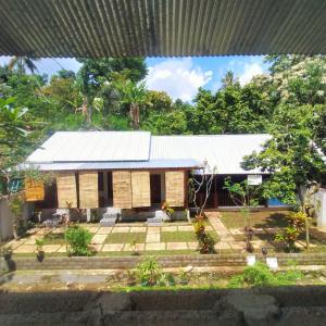 una piccola casa con tetto di stagno di Taman Homestay a Senaru