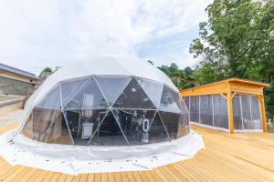 El edificio en el que está el camping