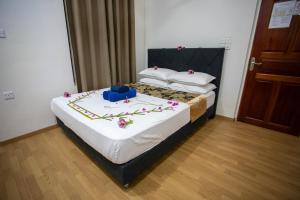 Un dormitorio con una cama grande con flores. en iHaven Thulusdhoo, en Thulusdhoo