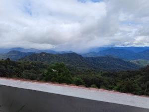 Uma vista geral da montanha ou uma vista da montanha a partir do apartamento