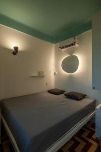 Schlafzimmer mit einem Bett mit grüner Decke in der Unterkunft Kit Rio - vista mais linda do RJ in Rio de Janeiro