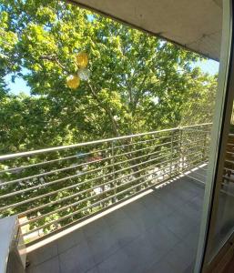 uma vista a partir de uma janela de uma varanda com árvores em Dos ambientes con cochera La Boca/ San Telmo em Buenos Aires