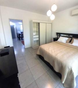 um quarto com uma cama grande e uma cozinha em Dos ambientes con cochera La Boca/ San Telmo em Buenos Aires