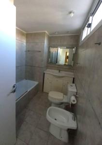 a bathroom with a toilet and a sink and a tub at Dos ambientes con cochera La Boca/ San Telmo in Buenos Aires