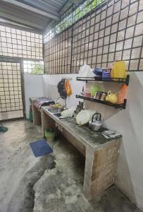 una stanza con bancone e lavandino di Akmal Homestay Klang a Klang