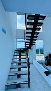 uma escada numa casa com vista para o oceano em Buena vista Casa Quinta con Piscina y Mirador em Carmen de Apicalá