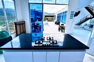 a kitchen with a stove and a view of a patio at Buena vista Casa Quinta con Piscina y Mirador in Carmen de Apicalá