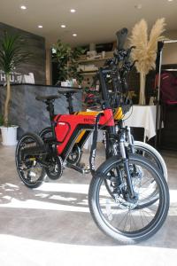 Una bicicleta roja y negra estacionada en una habitación en H,U,B Unzen - Vacation STAY 74185v en Unzen