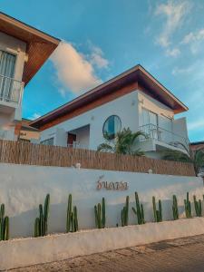 una casa blanca con valla y cactus en Thandara kohlarn en Ko Larn