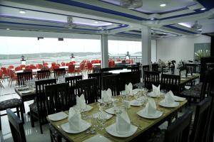 una sala da pranzo con tavolo, piatti e tovaglioli di Villa Hotel a Trincomalee