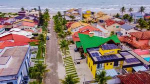 - une vue aérienne sur une ville avec des maisons et l'océan dans l'établissement Chalé Amarelo, à Itanhaém