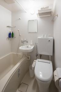 富士河口湖町にある富士河口湖リゾートホテルの白いバスルーム(トイレ、シンク付)