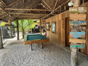 uma mesa de bilhar em frente a um edifício em Pili Beach Resort Agmanic em Santa Fe