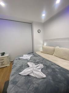 una camera da letto con un letto e asciugamani bianchi di Exclusivo Apartastudio Zona Norte de Bogota a Bogotá