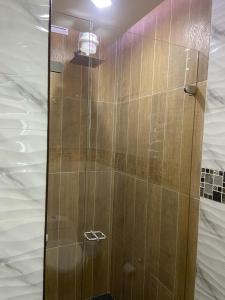 a shower with a glass door in a bathroom at Exclusivo Apartastudio Zona Norte de Bogota in Bogotá